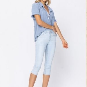 Judy Blue Light Wash MidRise Skinny Capri